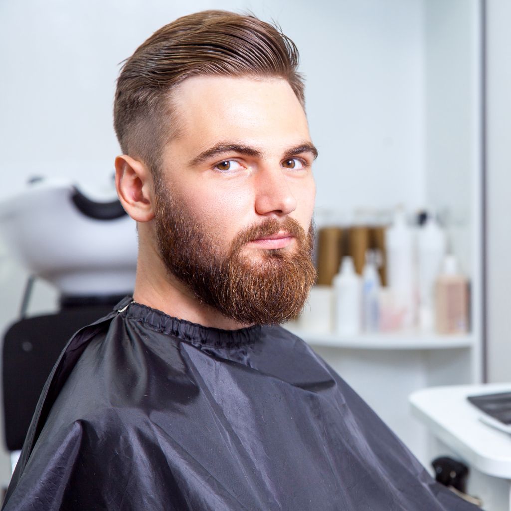 Corte social com barba alinhada